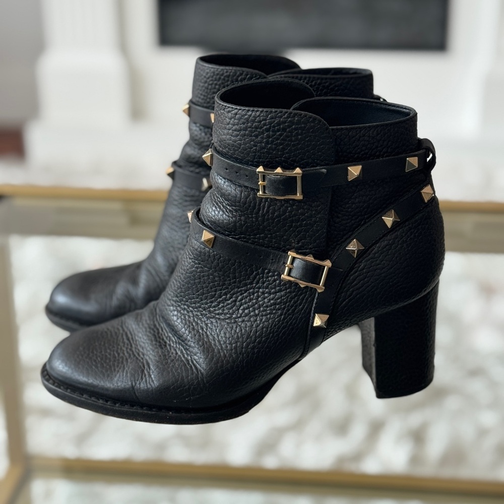Valentino Garavani Rockstud Black Leather Ankle Boots 
pre-loved